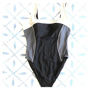 Solid Monochrome 1-Piece Swimsuit